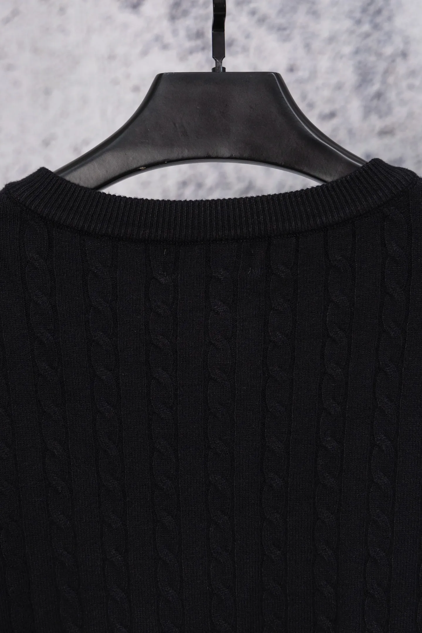 P170 Ralph Lauren Classic Round Neck Solid Color Pony Embroidered Logo Knitted Cardigan Long Sleeve Ralph Lauren Classic Basic Versatile Twist Knitted Cardigan Long Sleeve Main supply platform live broadcast Wholesale entity Replenish when out of stock Not removed from the shelves Quality 1:1 patterning Complete three standards Correct version of pony logo Imported quality cotton yarn Focus on high-end Cost-effective Good quality Needless to say Zhao Lusi's same style is really amazing, so sweet I'm so beautiful. This cardigan is really good-looking. It's simple and easy to wear. It's a must-have for goddess ootd. Good-looking clothes are never picky. A must-have in the wardrobe of goddesses. Size: S-XL. Color: black, apricot, gray, navy, red, white.